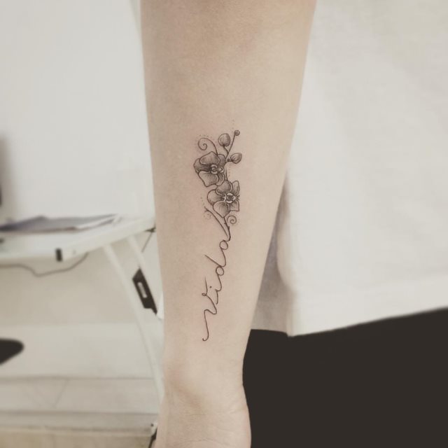 tattoo femenino pequeno en el brazo 25