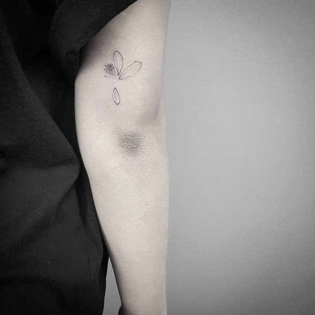 tattoo femenino pequeno en el brazo 26