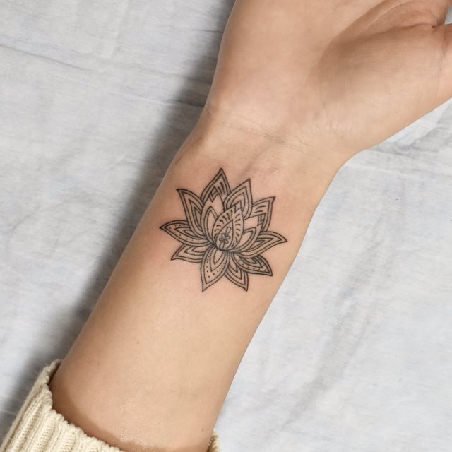 tattoo femenino pequeno en el brazo 37