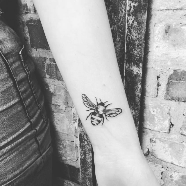 tattoo femenino pequeno en el brazo 38