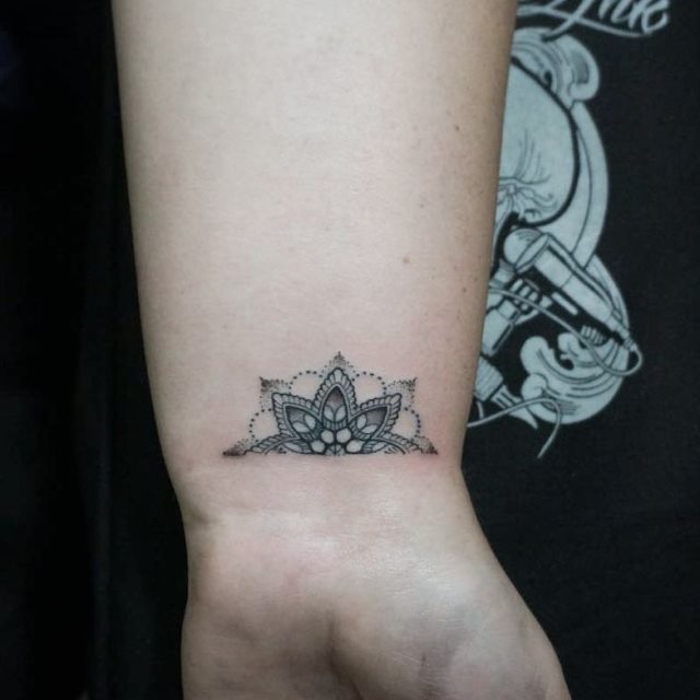 tattoo femenino pequeno en el brazo 39