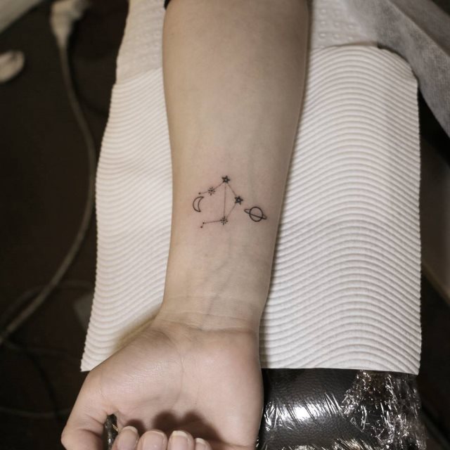 tattoo femenino pequeno en el brazo 41