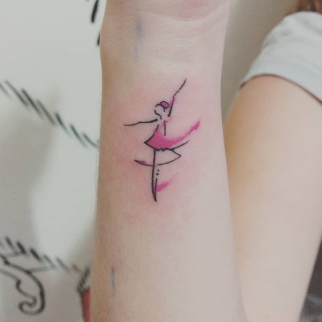 tattoo femenino pequeno en el brazo 44