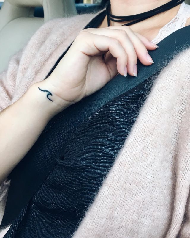 tattoo femenino pequeno en el brazo 60