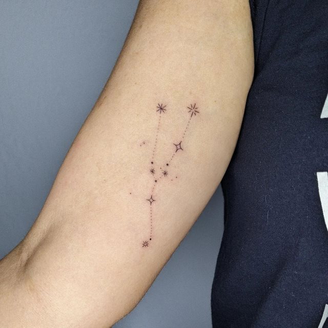 tattoo femenino pequeno en el brazo 70