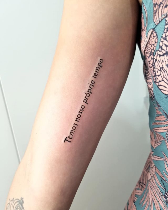 tattoo femenino pequeno en el brazo 73