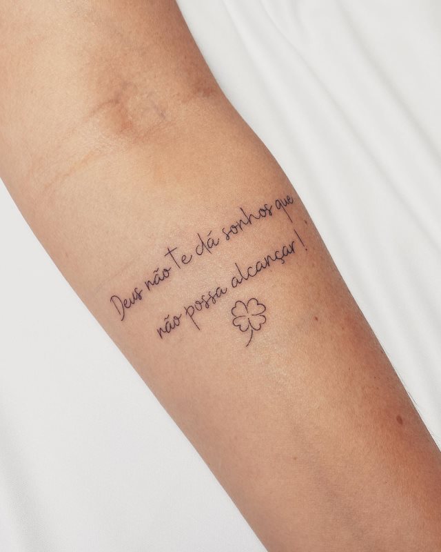 tattoo femenino pequeno en el brazo 75