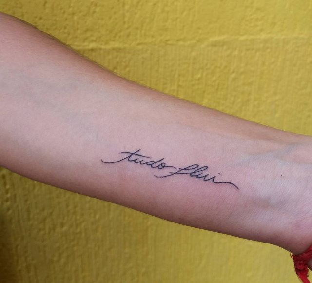 tattoo femenino pequeno en el brazo 76