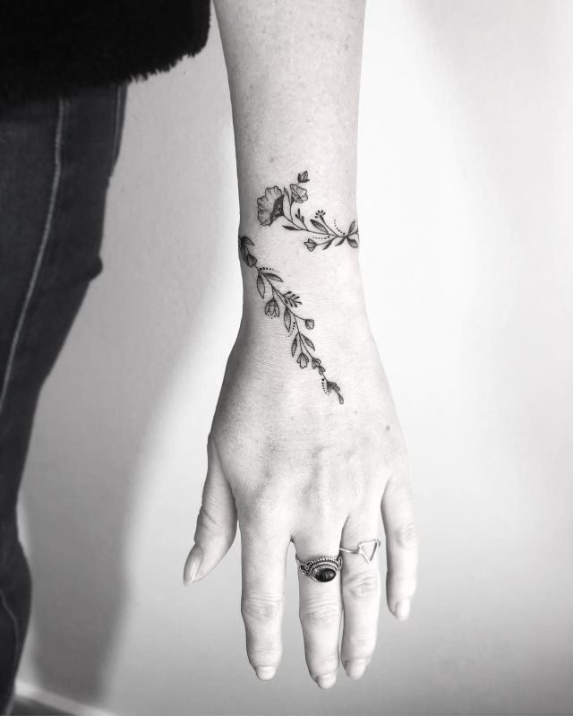 tattoo femenino pequeno en el brazo 78