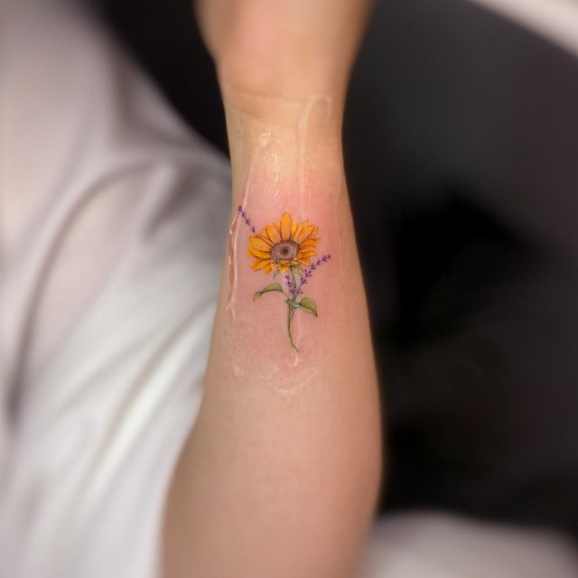 tattoo femenino pequeno en el brazo 79