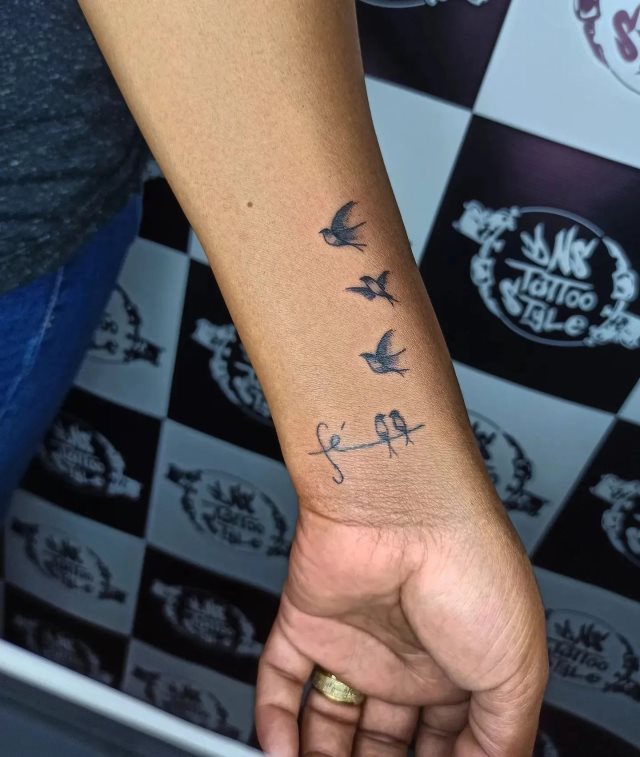 tattoo femenino pequeno en el brazo 80
