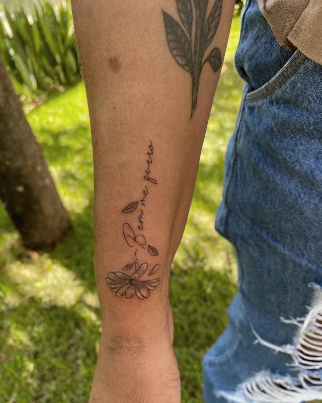 tattoo femenino pequeno en el brazo 92