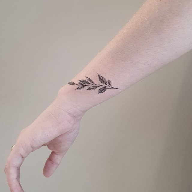 tattoo femenino pequeno para el brazo 23