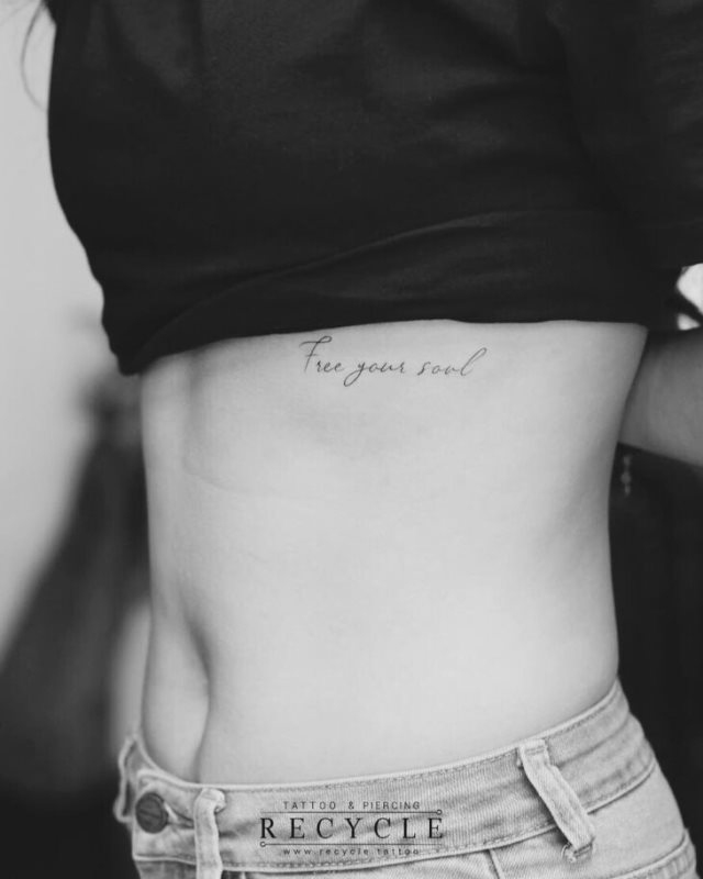 tattoo femenino sexy 60