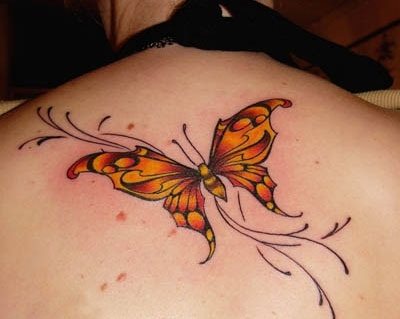 Empezamos con un bonito tatuaje localizado en la espalda de una mariposa revoloteando. El uso de colores tan llamativos y de trazos que acompañan crean una bella composición que da un toque singular a la espalda de esta persona.
