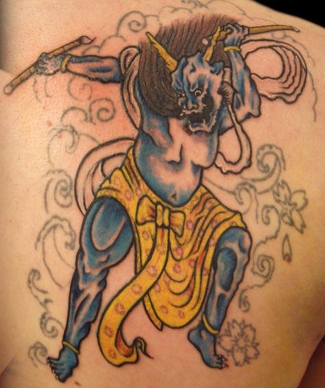 Bestia de origen oriental con en un tono azul. La expresión facial es algo espeluznante.