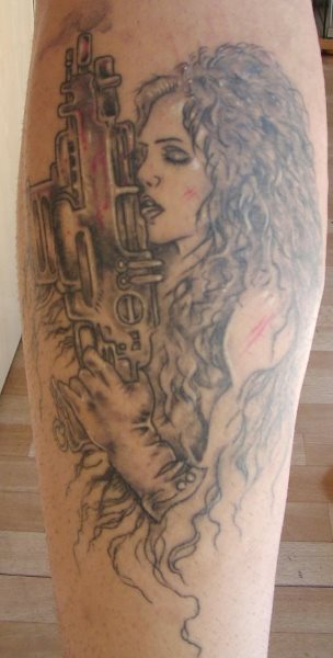 Diseño de guerrera con metralleta en la mano y con cara sugerente