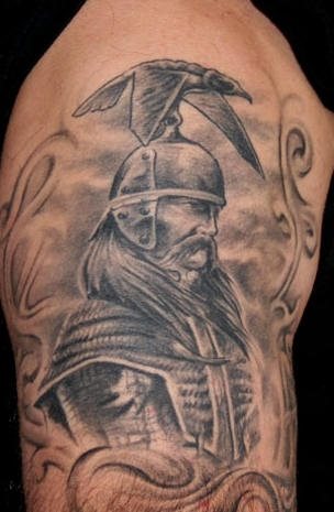 Retrato de un guerrero con un sombreado como fondo.