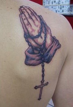 tatuaje mano rezando 1000