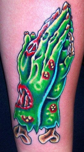 tatuaje mano rezando 1002