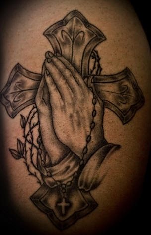 tatuaje mano rezando 1003