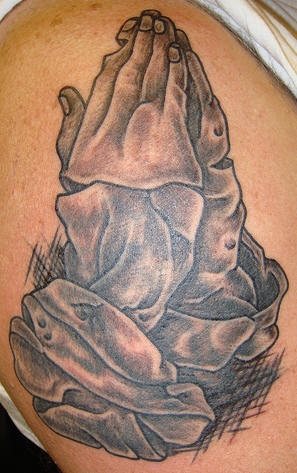 tatuaje mano rezando 1004