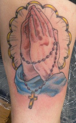 tatuaje mano rezando 1005