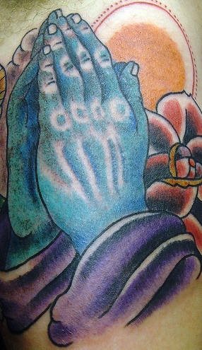 tatuaje mano rezando 1006