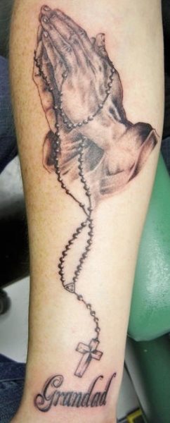 tatuaje mano rezando 1007