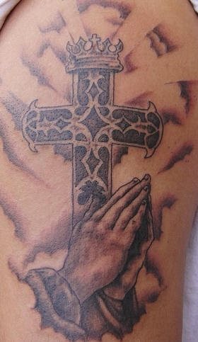 tatuaje mano rezando 1008