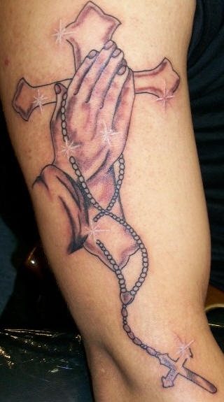 tatuaje mano rezando 1009