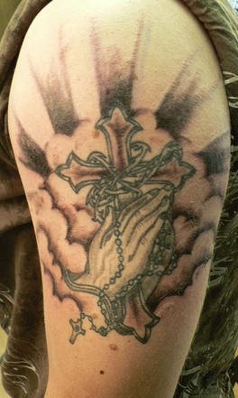 tatuaje mano rezando 1011