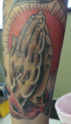 tatuaje mano rezando 1012