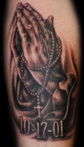 tatuaje mano rezando 1013