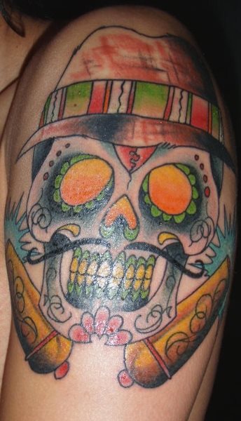 Graciosa calavera con un sombrero y un creativo bigote.