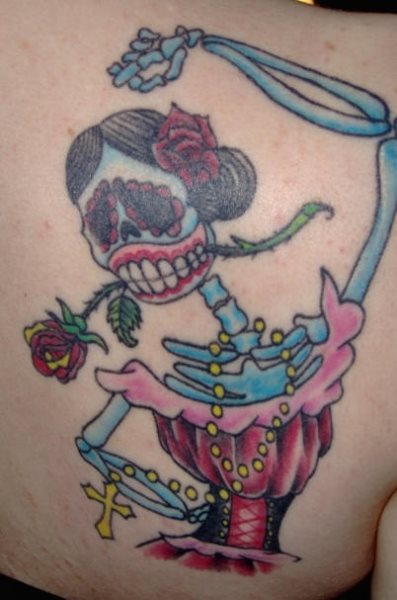 Original fotografía de un diseño de una bailarina esqueleto con características del estilo de la cultura mexicana.