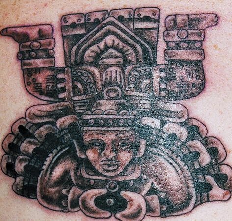 Tattoo con un diseño azteca