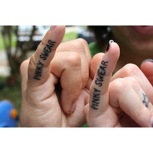 Pinki promesa es lo que se dice en esta ocasión y se ha tatuado en el dedo con el que se hace el acuerdo.
