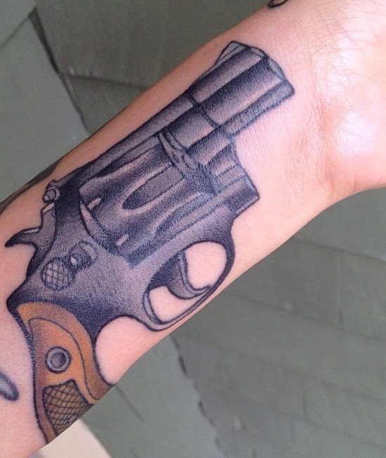 tatuaje pistola 12