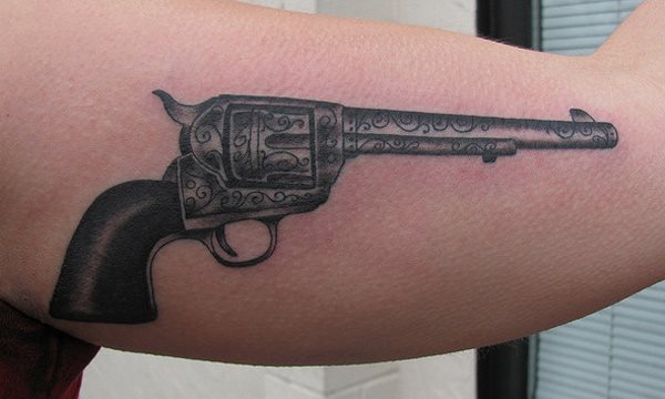 tatuaje pistola 30