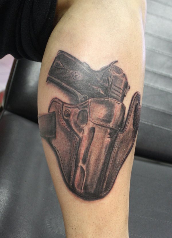 tatuaje pistola 33