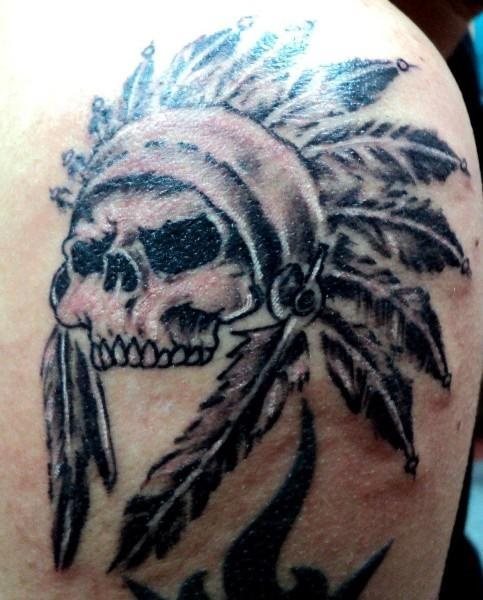 Calavera con un tocado indio en la cabeza Calavera con un tocado indio en la cabeza