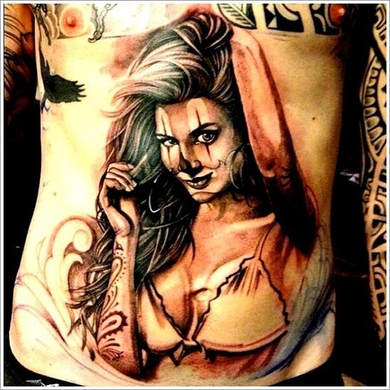 Diseo de una pin up maquillada como si de un payaso se tratara, con un buen colorido y situado en una zona en la que encaja muy bien Diseo de una pin up maquillada como si de un payaso se tratara, con un buen colorido y situado en una zona en la que encaja muy bien