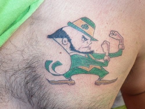 Diseo de un duende vestido como un irlands con prendas verdes y con un trbol en el sombrero, smbolo por excelencia de la cultura irlandesa Diseo de un duende vestido como un irlands con prendas verdes y con un trbol en el sombrero, smbolo por excelencia de la cultura irlandesa