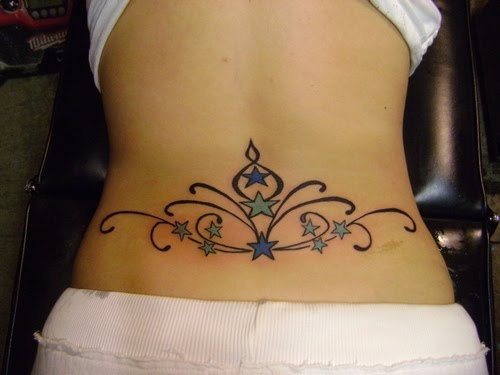 Diseo con influencia tribal y con estrellas en tonos verdes y azules Diseo con influencia tribal y con estrellas en tonos verdes y azules