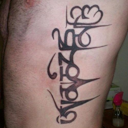 Un tatuaje de lo que parece ser una palabra o frase escrita con signos que desconocemos por lo que no poemos saber con certeza si se trata de una palabra o simplemente un diseo que se ha tatuado as con finalidad nicamente decorativa Un tatuaje de lo que parece ser una palabra o frase escrita con signos que desconocemos por lo que no poemos saber con certeza si se trata de una palabra o simplemente un diseo que se ha tatuado as con finalidad nicamente decorativa