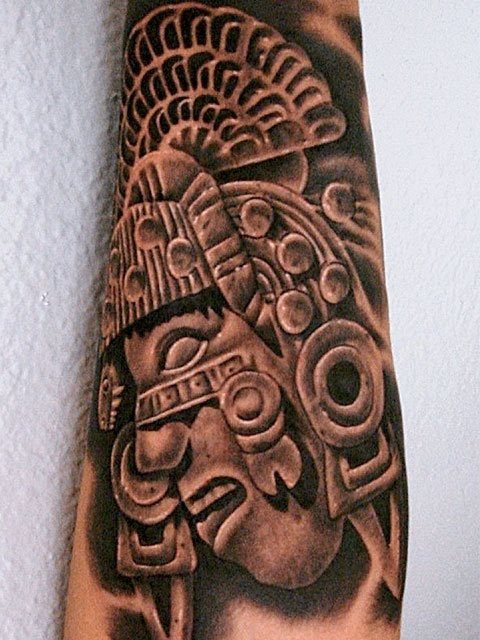 Diseo maya de una cara con un casco y con multitud de detalles Diseo maya de una cara con un casco y con multitud de detalles