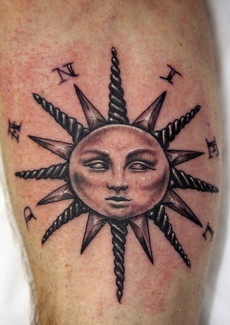 Diseo de un sol en tonos negros con el nombre Daniel alrededor del mismo en la zona superior Diseo de un sol en tonos negros con el nombre Daniel alrededor del mismo en la zona superior