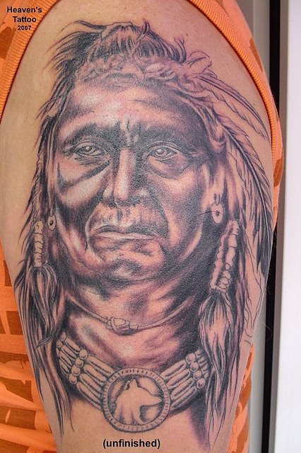 Curioso tatuaje de un indio tatuado en tonos negros Curioso tatuaje de un indio tatuado en tonos negros