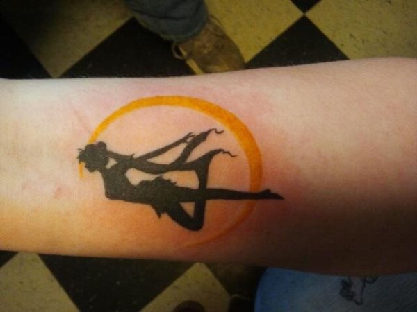 Original diseo de lo que parece la silueta en negro de un hada en contraposicin con la silueta de la luna en un tono amarillo Original diseo de lo que parece la silueta en negro de un hada en contraposicin con la silueta de la luna en un tono amarillo